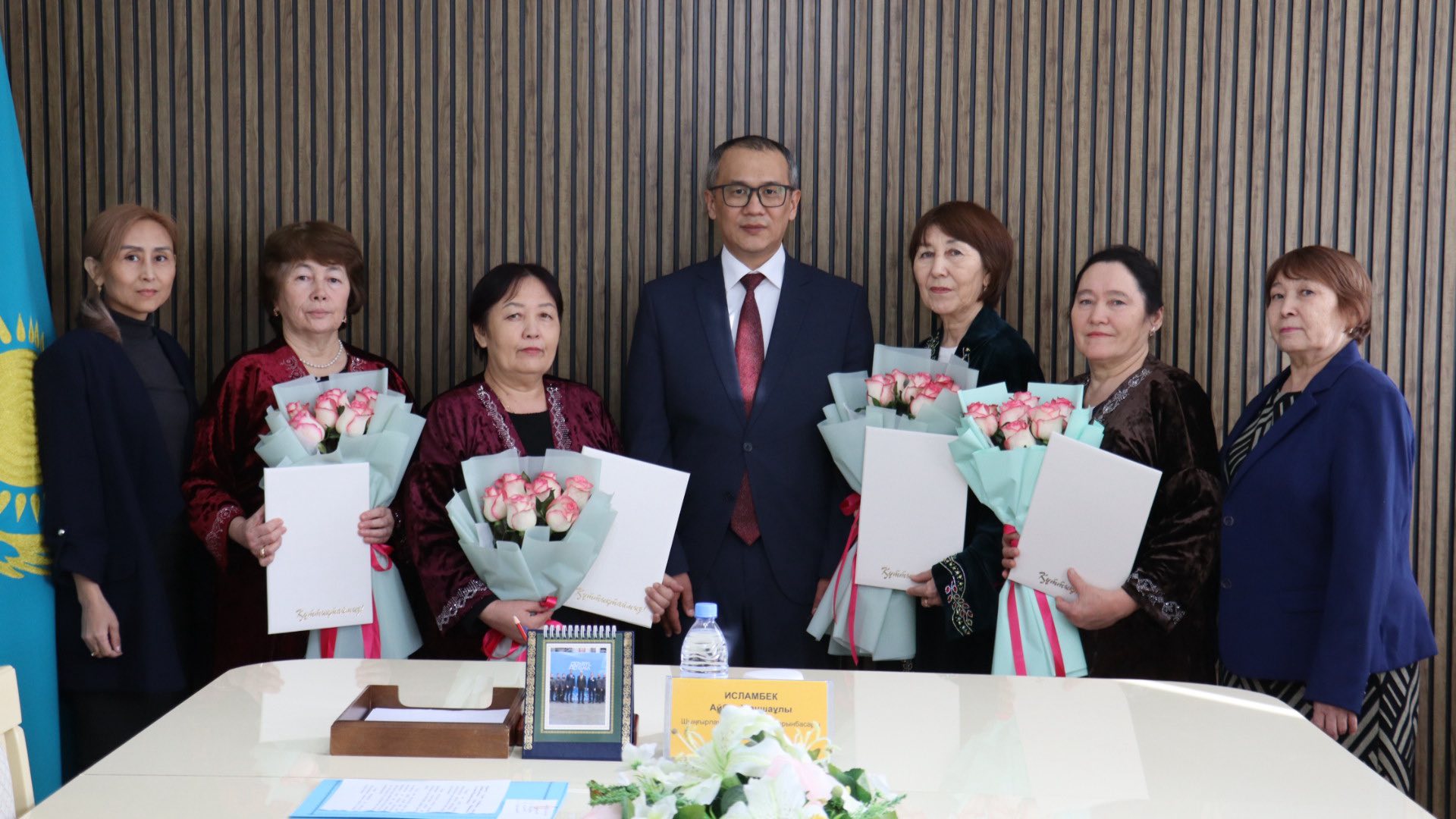 ПОЗДРАВИЛИ МЕДИЦИНСКИХ РАБОТНИКОВ ВЫШЕДШИХ НА ПЕНСИЮ