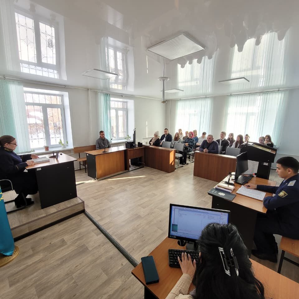 Во исполнение концепции «Закон и порядок» и в целях формирования в обществе убеждения о равенстве всех перед законом и судом, по инициативе прокуратуры района Алтай 4 февраля 2026 года в суде района Алтай проведён показательный судебный процесс «Практика правосудия» для студентов Алтайского высшего колледжа.