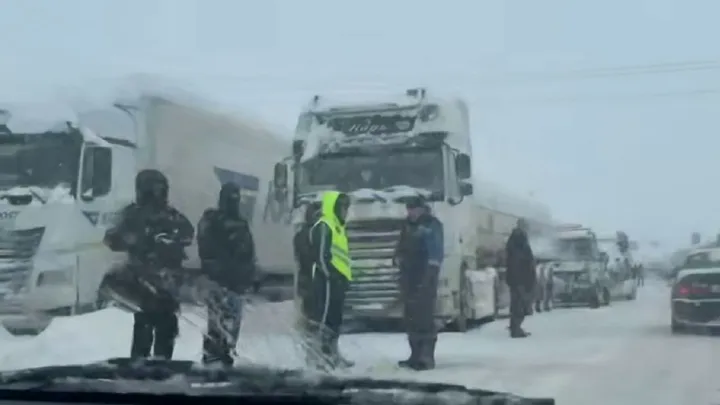 Беременную дальнобойщицу спасли полицейские на трассе в Жамбылской области