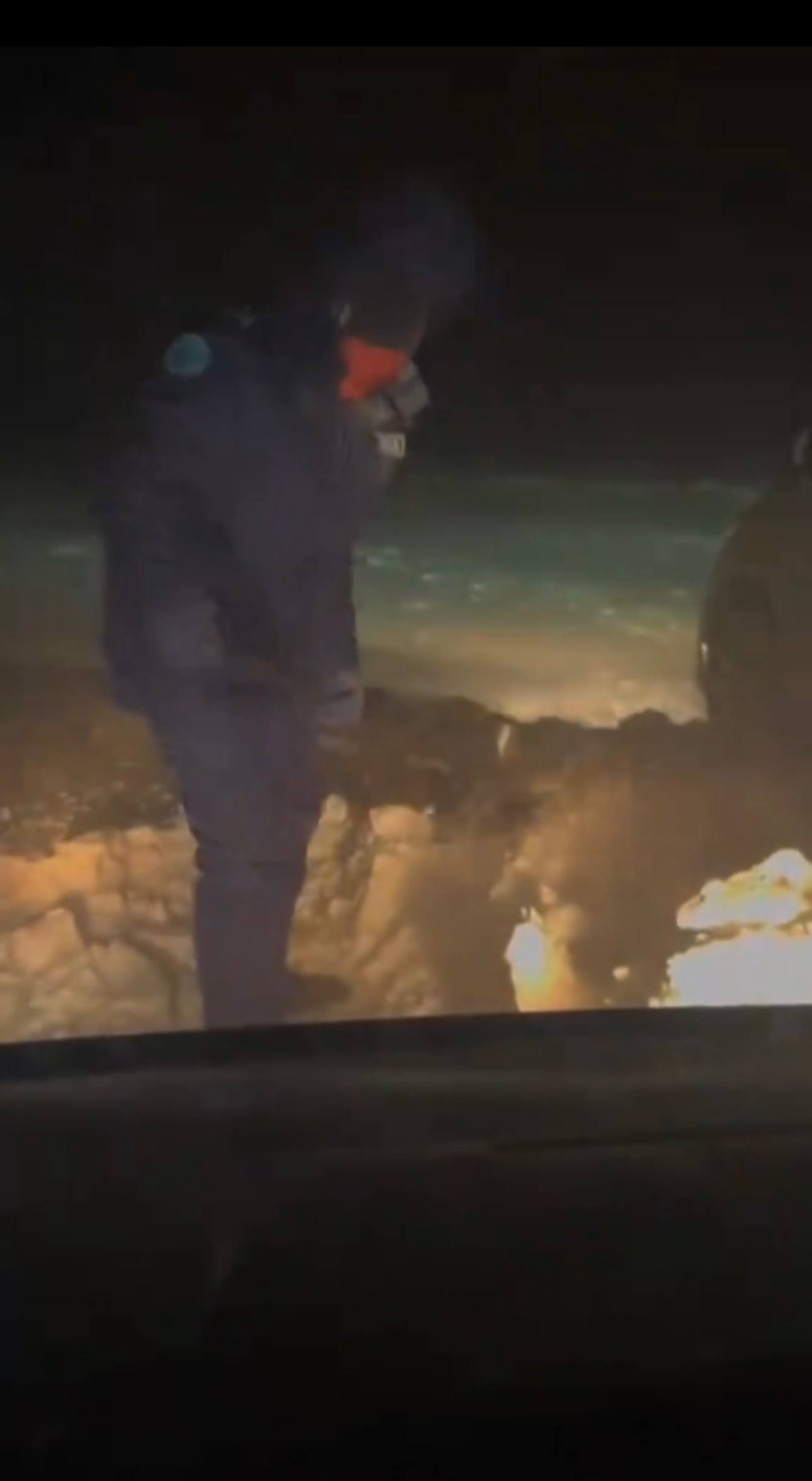 Полицейские области Абай вывели автомобиль жителя Восточно-Казахстанской области, застрявший в снежном заносе, в бурную ночь.