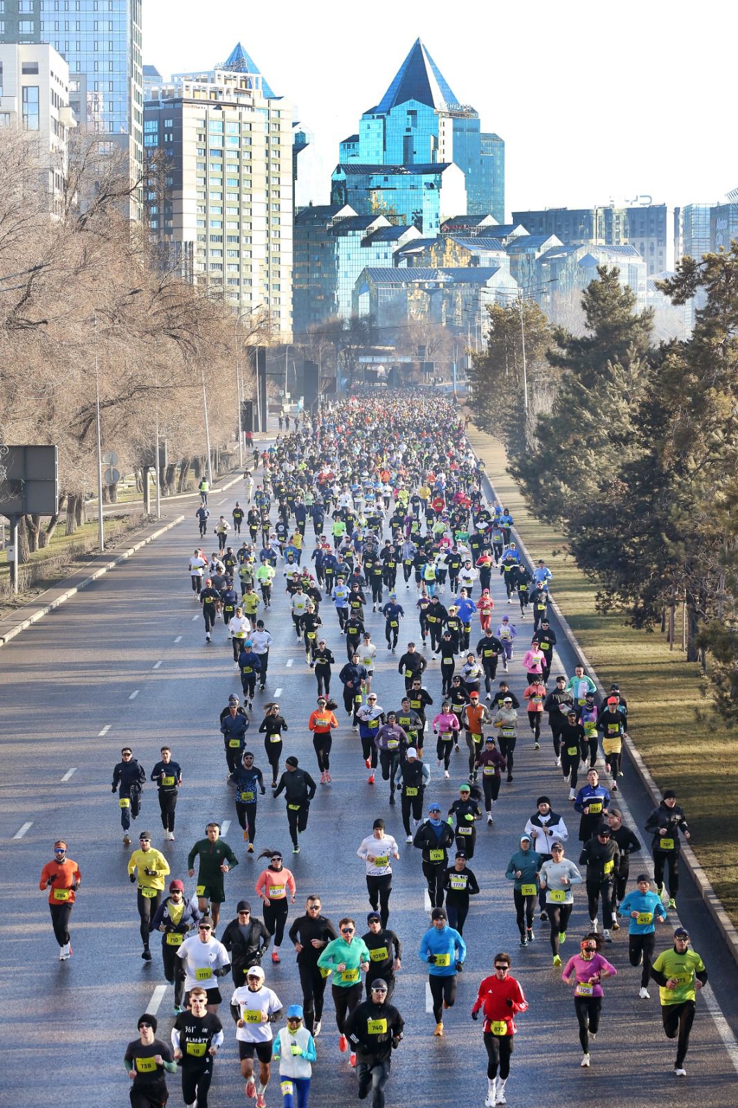 Участники из 22 стран открыли беговой сезон в Алматы