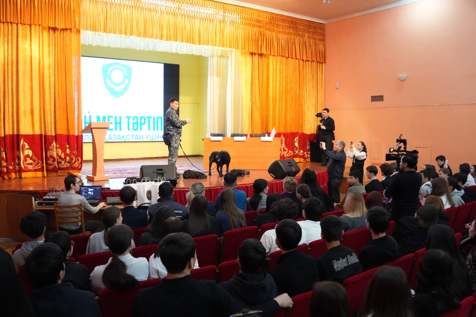 В Караганде со студентами обсудили вопросы профилактики наркопреступности и кибермошенничества