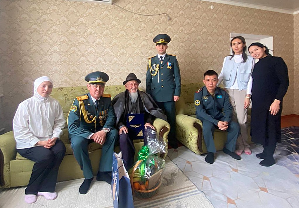 Военнослужащие Луговского гарнизона поздравили фронтовика Шалданбая Шанбаева со 102-летием