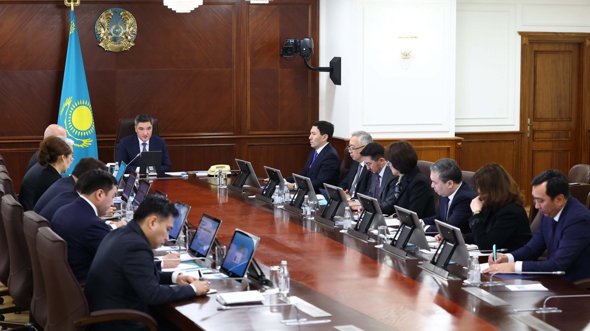 Премьер-министр провел совещание по реализации поручений Президента на расширенном заседании правительства