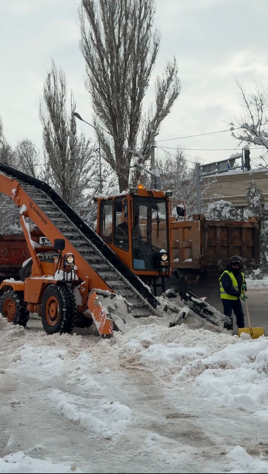 На сегодняшний день с городской территории вывезено примерно 2500 м³ снега