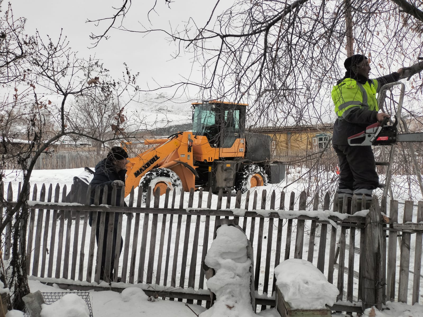 12 февраля 2026г аким посёлка Октябрьский совместно с общественными работниками провели работы по очистке снега на территории дома жительницы посёлка Бухаровой Сауле.
