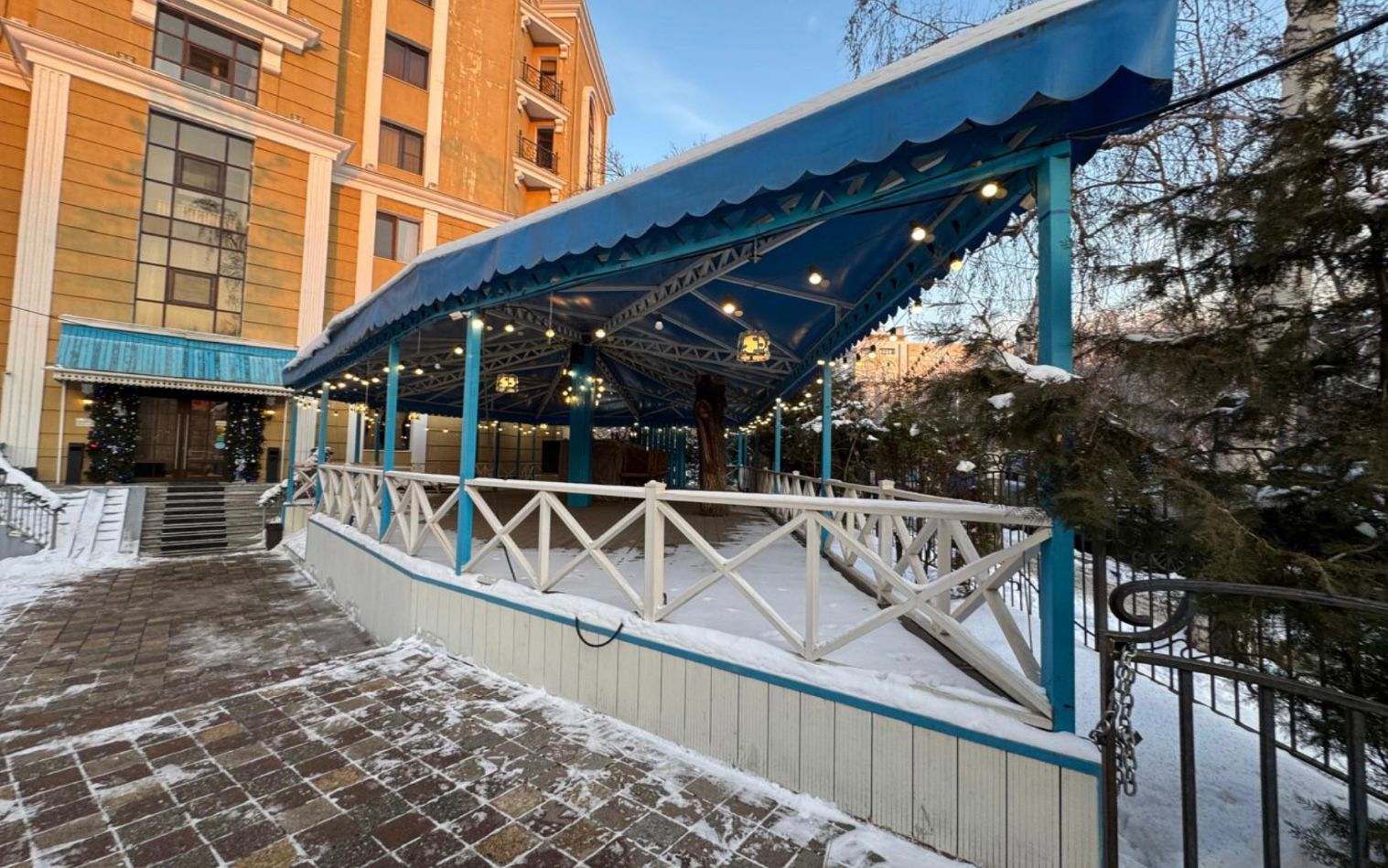 Летнюю террасу ресторана в центре Алматы снесли по решению суда