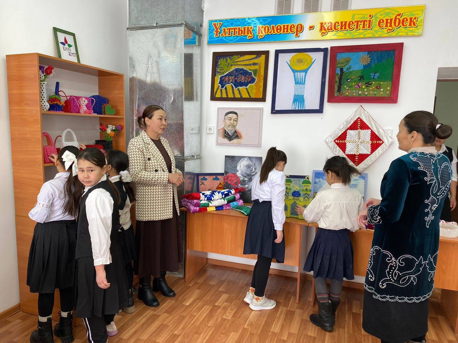 Организована выставка поделок