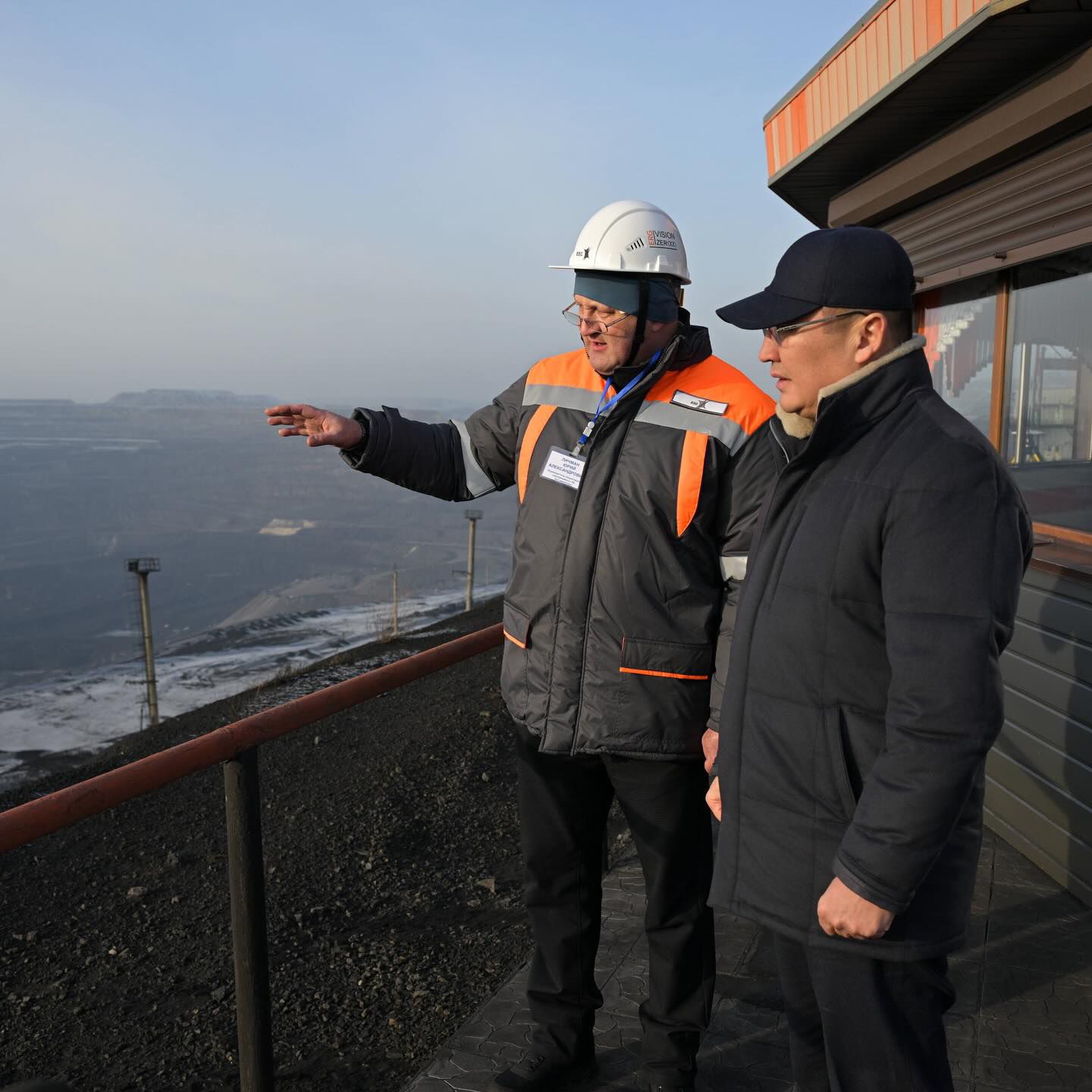 Аким области Асаин Байханов провел выездное совещание с детальным разбором недавних эндогенных возгораний на угольных разрезах Экибастуза, повлекших ухудшения экологической обстановки.