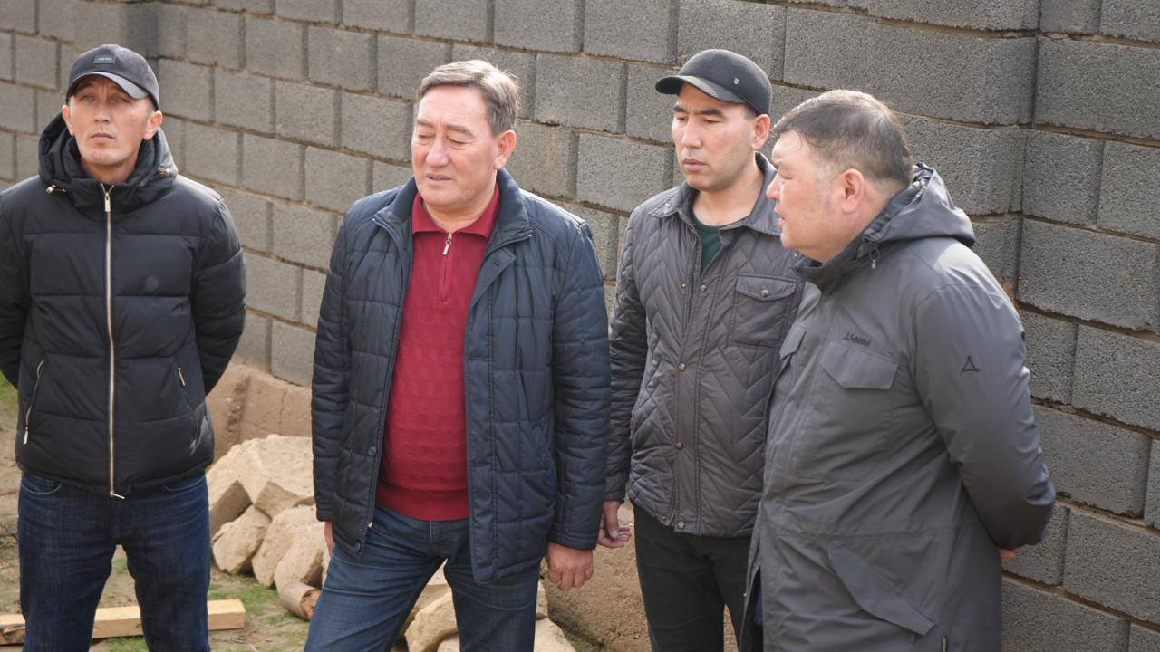 Толассыз жауған жауын салдарынан зақым келген үйдің тұрғындары қауіпсіз жерге көшіріліп, аудан әкімдігі тарапынан көмек көрсетілетін болды.