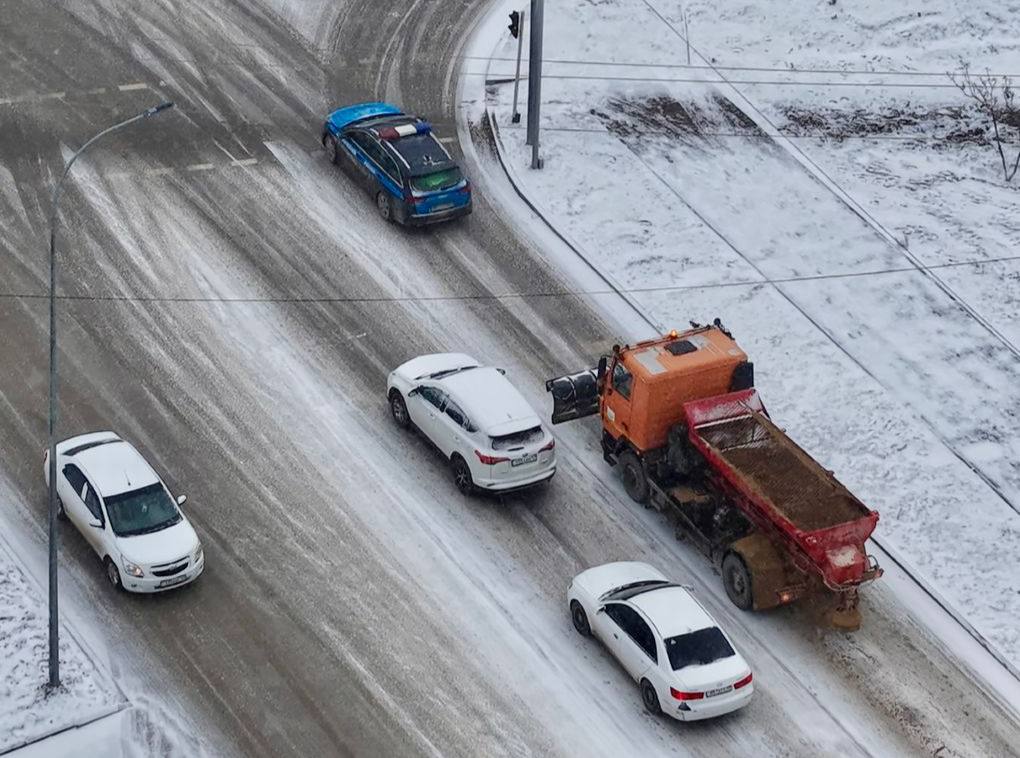 На городских дорогах проводятся работы по очистке снега и предотвращению гололёда