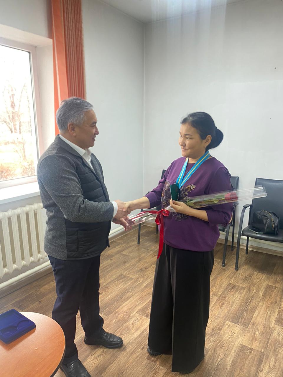 в Бастобинском сельском округе состоялась церемония награждения многодетной матери государственными наградами.