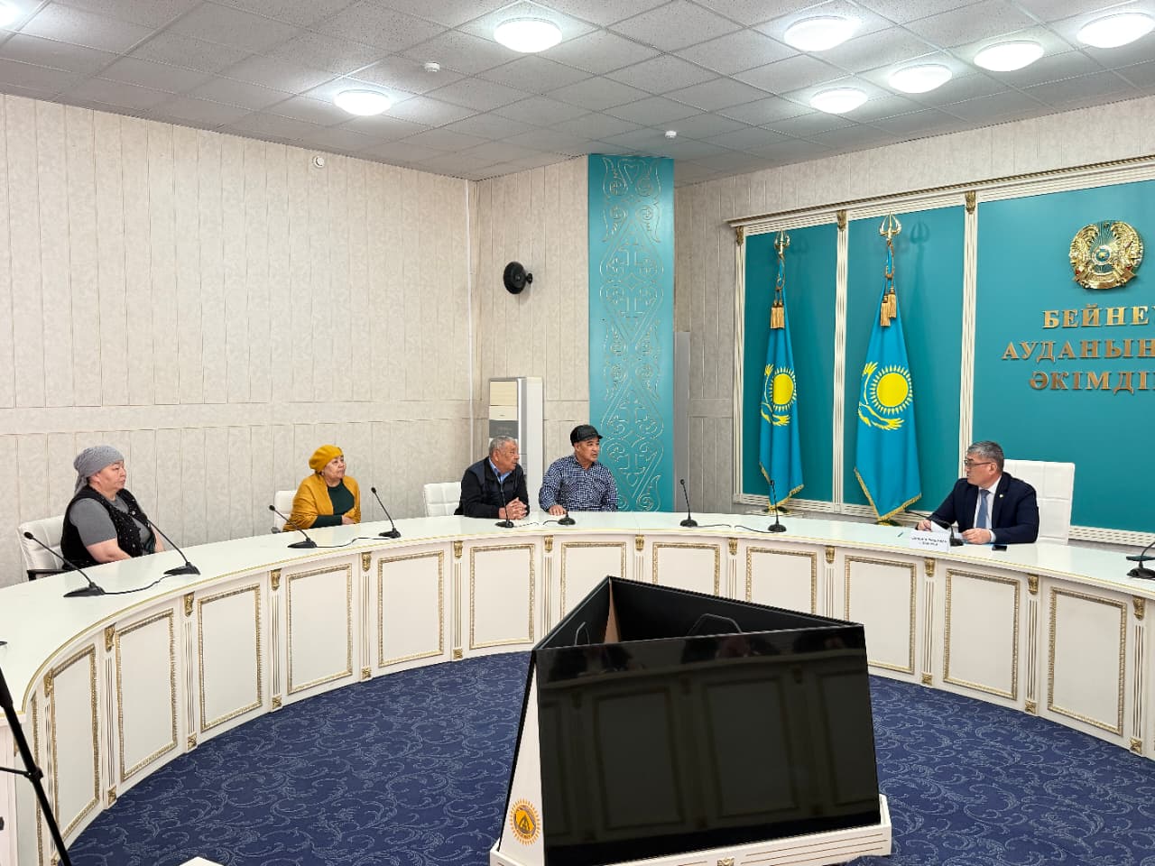 Аким района провёл приём жителей по личным вопросам