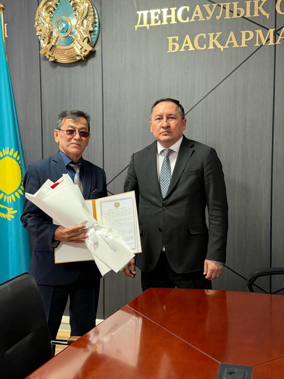 Руководитель управления здравоохранения Западно-Казахстанской области Утешев Мадияр Амангельдиевич поздравил Марата Сарымовича с юбилеем, который много лет плодотворно трудится в сфере здравоохранения региона