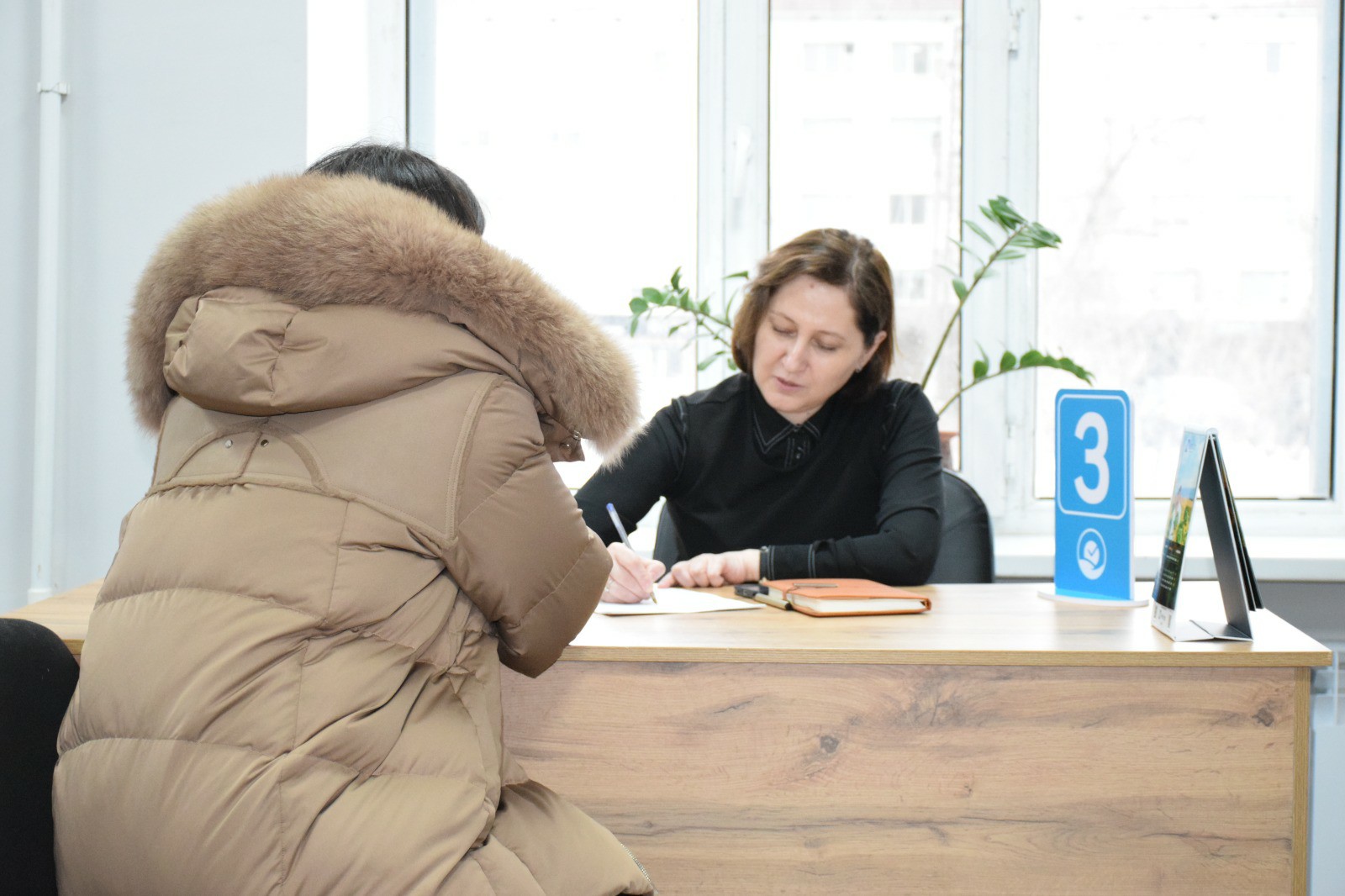 17.02.2026 года руководителем Департамента юстиции Актюбинской области Сагимбаевой Г. проведен личный прием граждан в региональном Центре приема граждан.