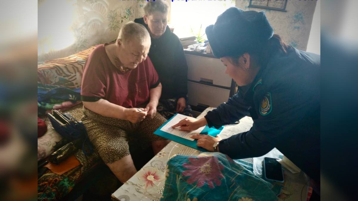 Сотрудники миграционной службы ЗКО оказали адресную помощь пожилой сельчанке