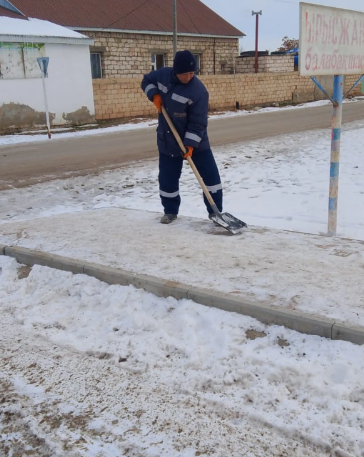 Жители села Кызылтобе очистили от снега дороги.  📍Красное село районной администрации.