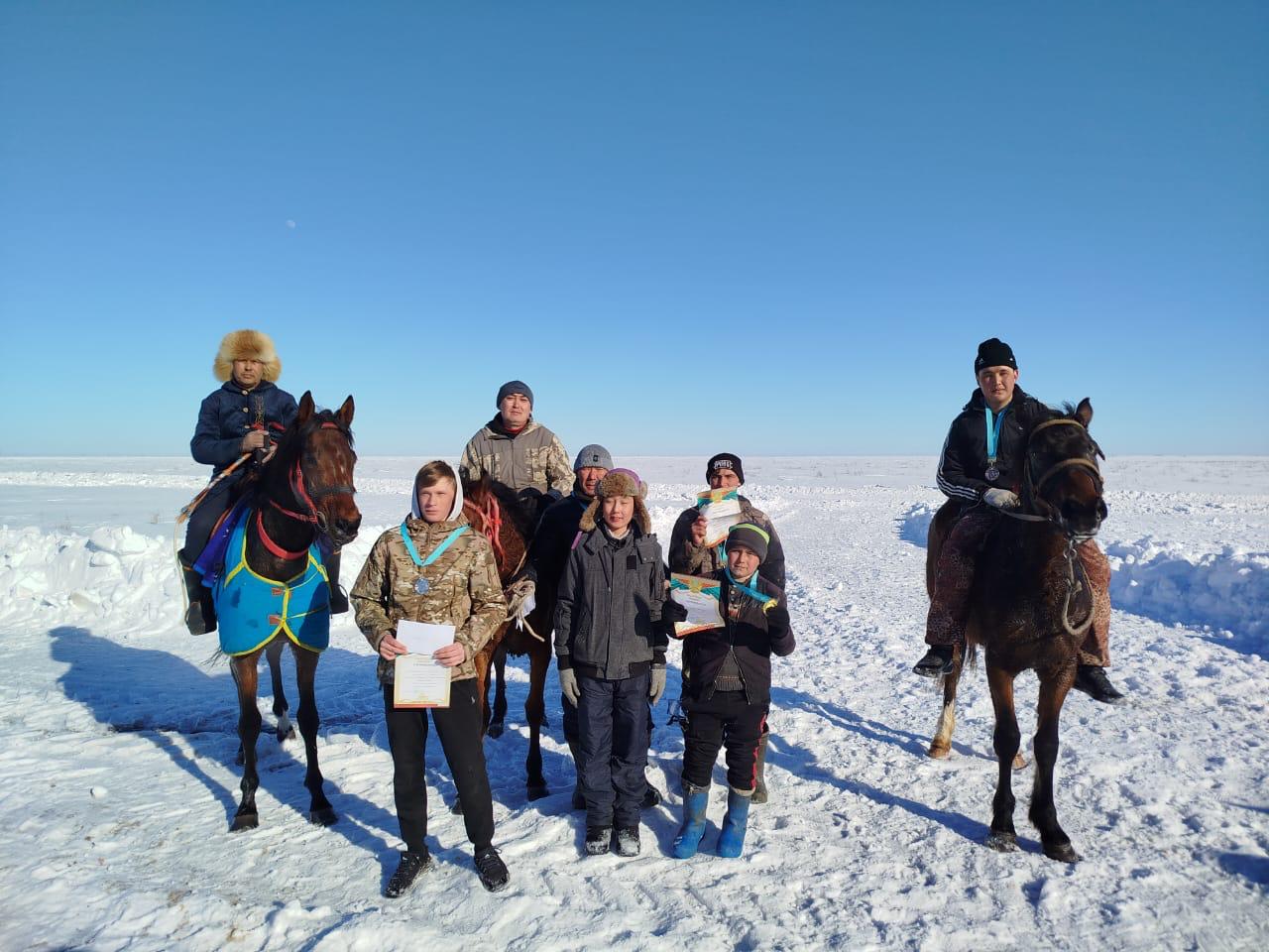 Целеустремлённый юный наездник