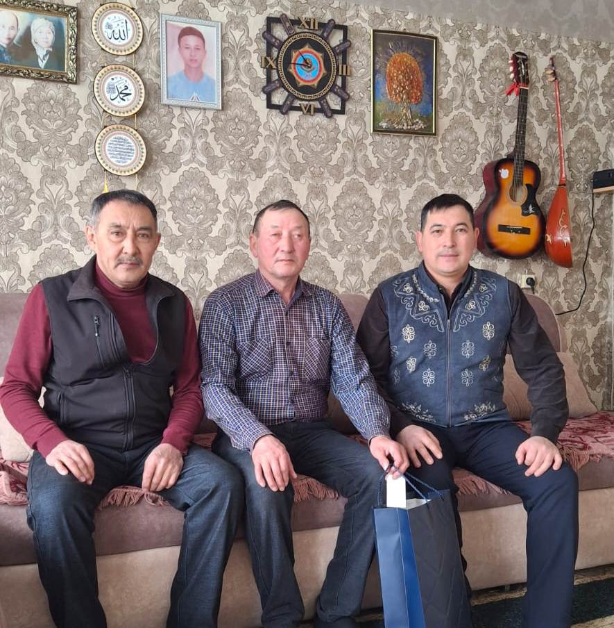 В рамках рабочей поездки аким сельского округа посетил ветерана афганской войны Дюсембинова Серика Каиржановича, проживающего в селе Шоккарагай. В ходе встречи были обсуждены вопросы социального обеспечения, состояния здоровья и бытовых условий.
