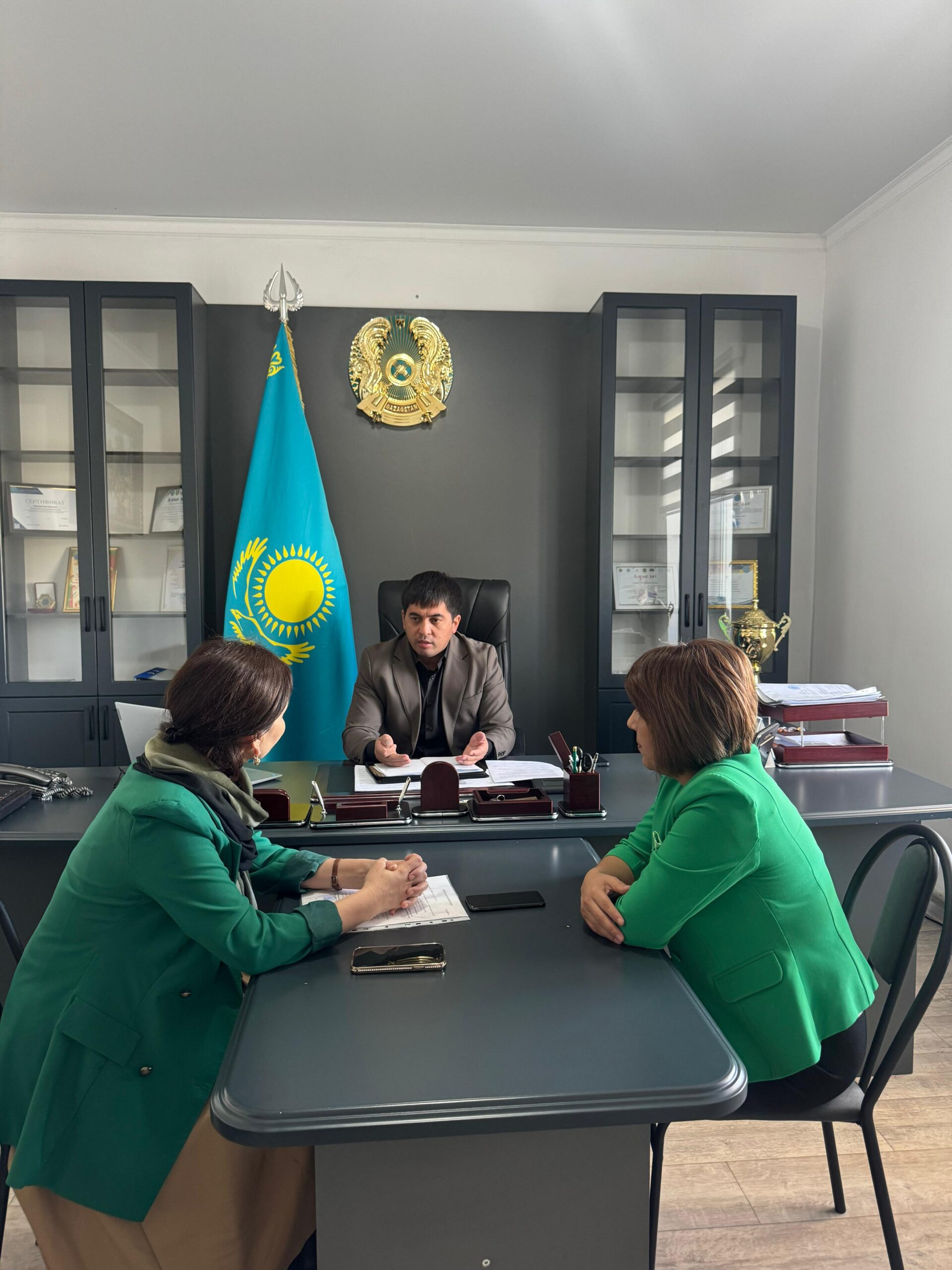 Аким Рыскуловского сельского округа обсудил актуальные вопросы с представителями школы