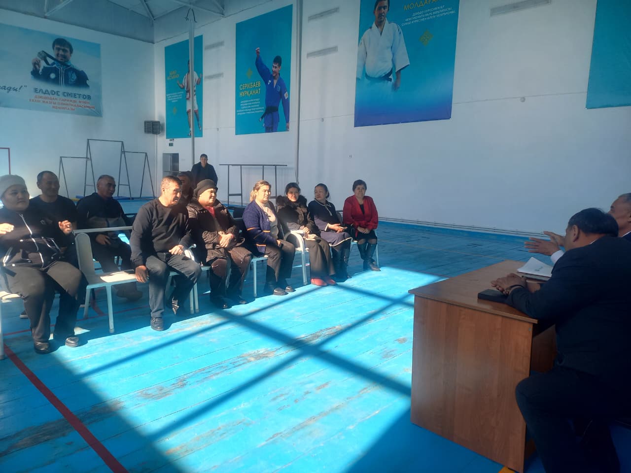 10 февраля 2026 года в спортивном комплексе Тамдинского сельского округа состоялась встреча с работниками сферы спорта на тему «Основные принципы конституционной реформы».