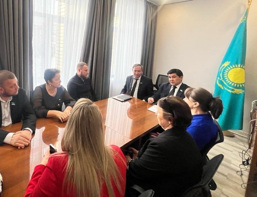 4 февраля 2026г. председатель Абайского районного маслихата Сакенов Д.М. провел обсуждение проекта новой  Конституции Республики Казахстан с депутатами и работниками аппарата маслихата