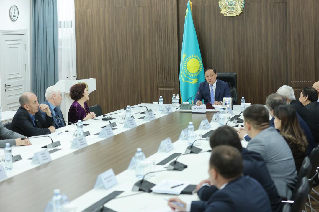 Ербол Карашукеев встретился с представителями творческой интеллигенции