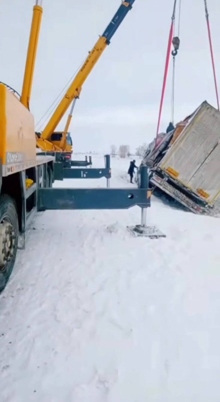 В области Абай  полицейские оказали помощь иностранному гражданину в сложных погодных условиях