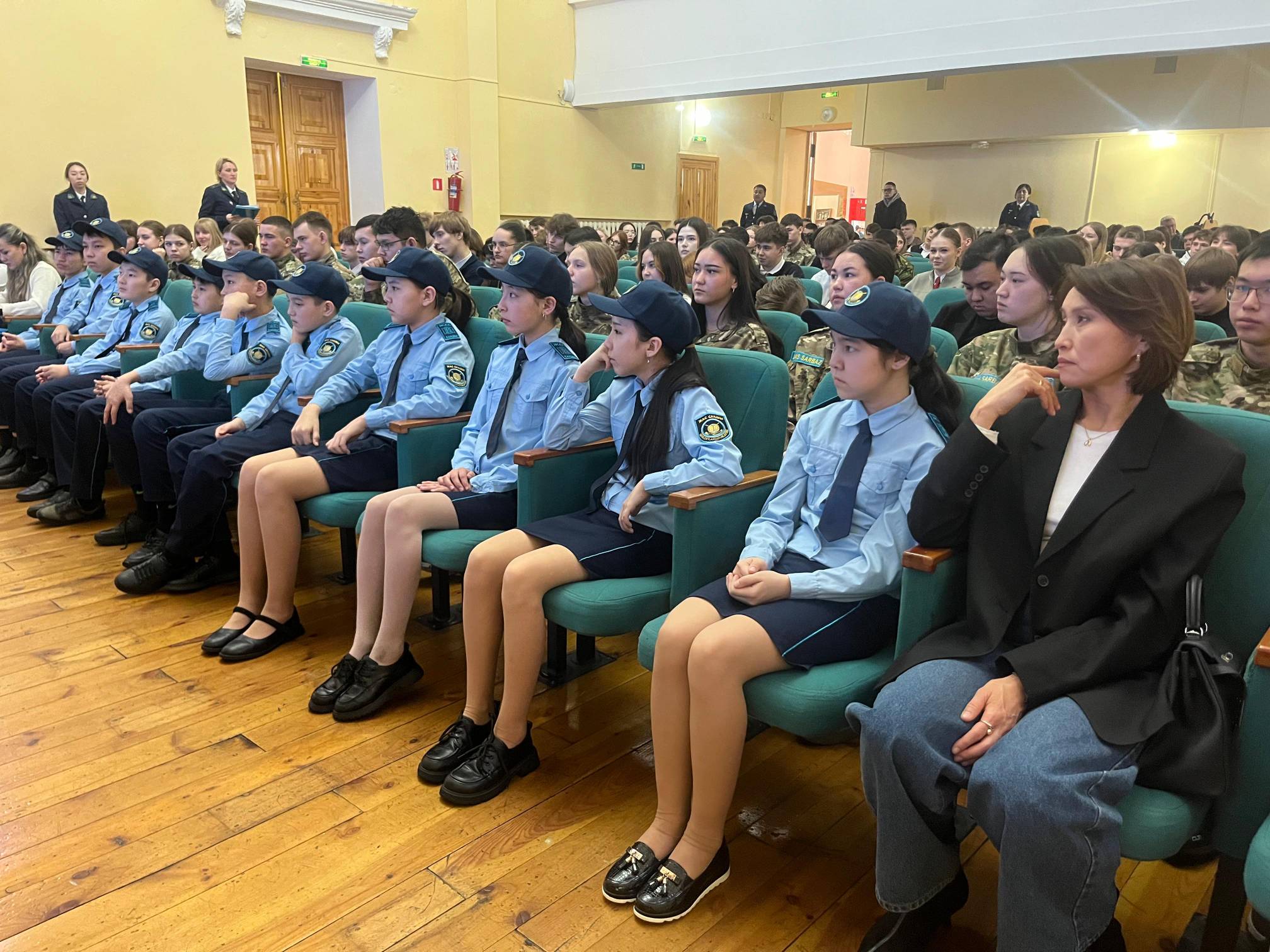 В городе Алтай прошла необычная встреча школьников и студентов с работниками полиции