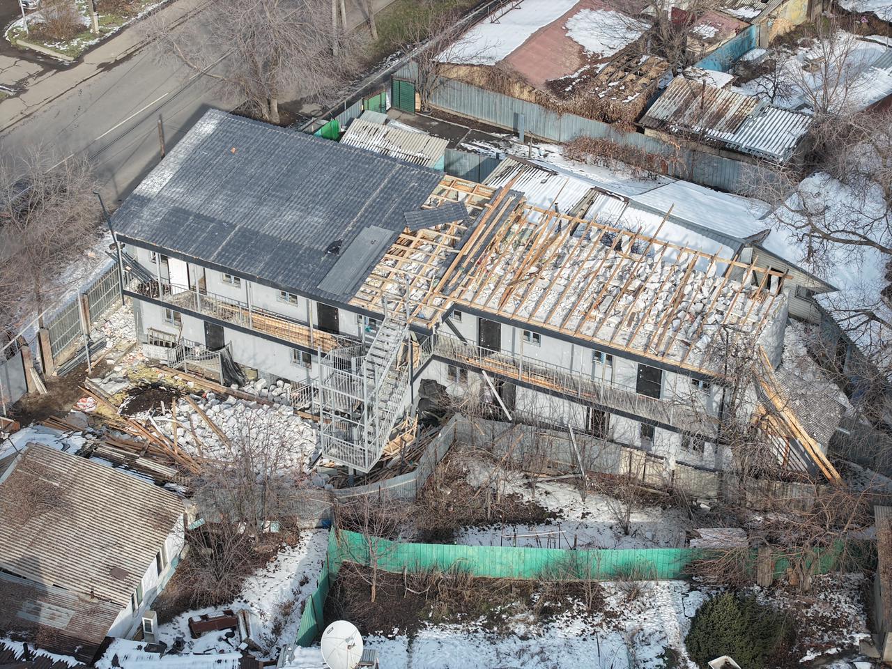 В Алматы этаж жилого дома снесли по решению суд