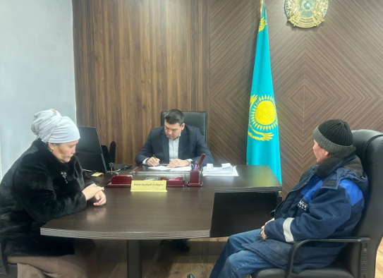 Приём куртки мэром района Кызылтобе Н. Бековым.  📍Район Кызылтобе.