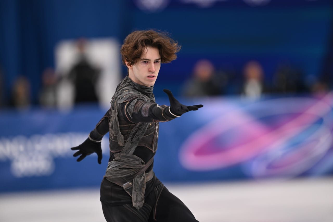 На Олимпиаде в Милане в соревнованиях по фигурному катанию честь страны защищает Михаил Шайдоров