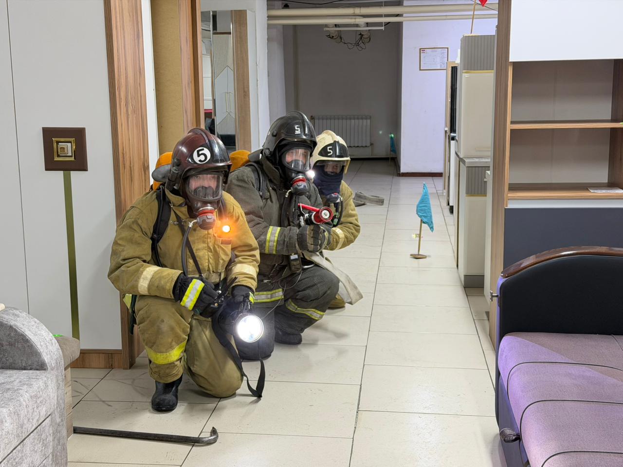 Костанайские спасатели провели пожарно-тактические учения на рынке с массовым пребыванием людей