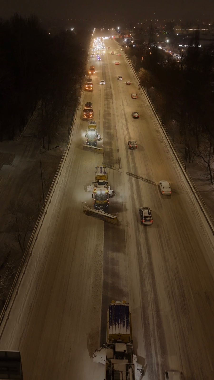 Коммунальные службы Алматы обеспечили безопасное движение в условиях ледяного дождя