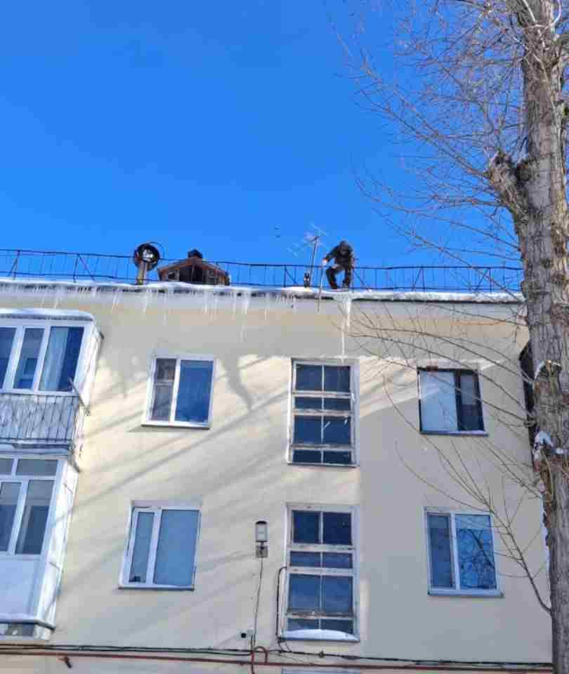 Сосульки на крышах: Куда обратиться?