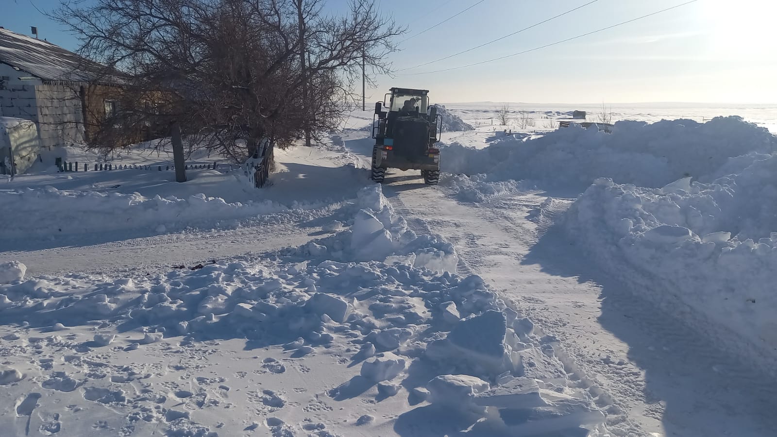14. 02.2026 в поселке Жолымбет проведена работа по очистке снега внутри поселковых дорог