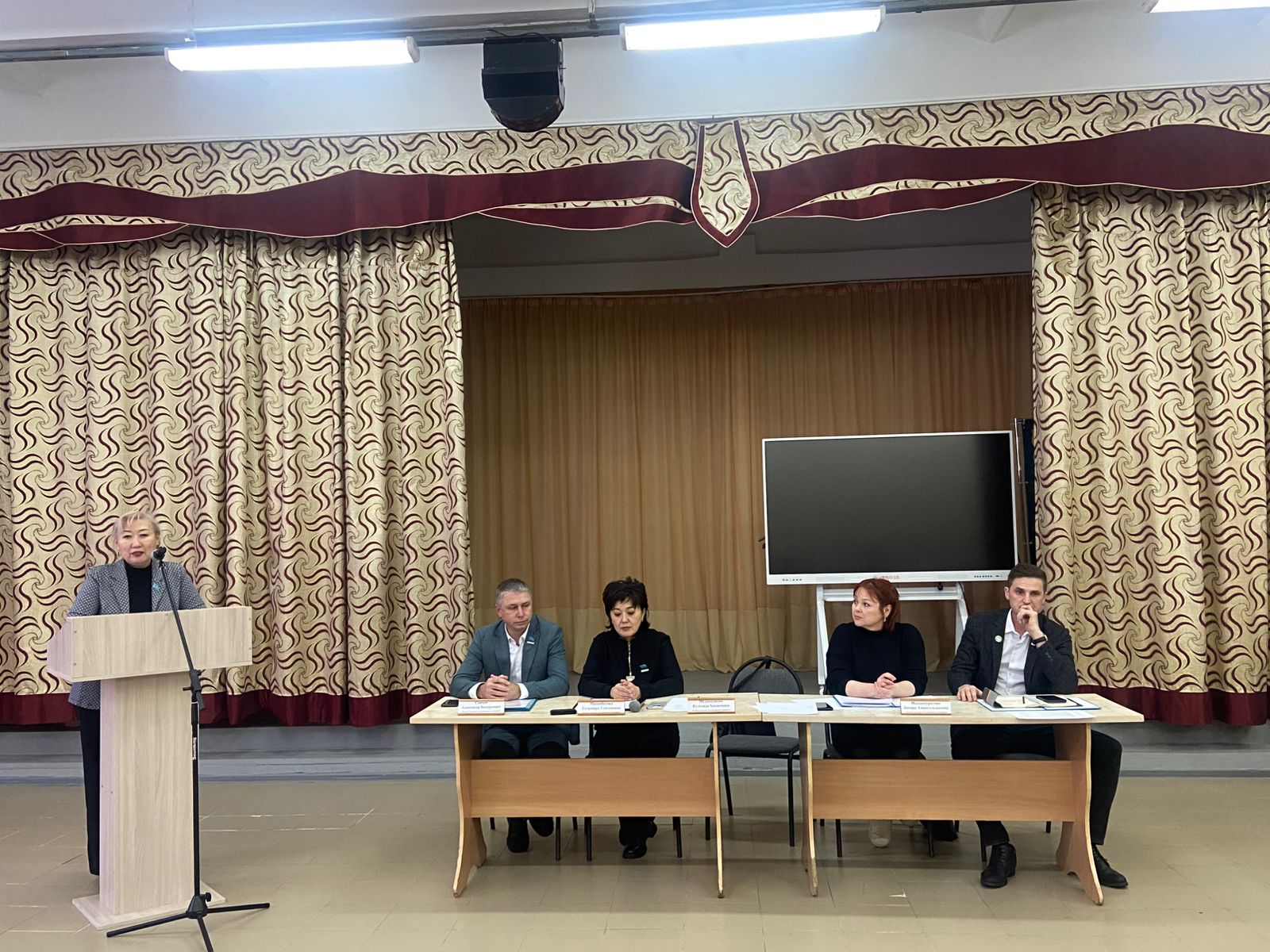 Отчетная встреча с жителями малоэтажных застроек и 5, 7 микрорайонов: прямой диалог и решение актуальных проблем