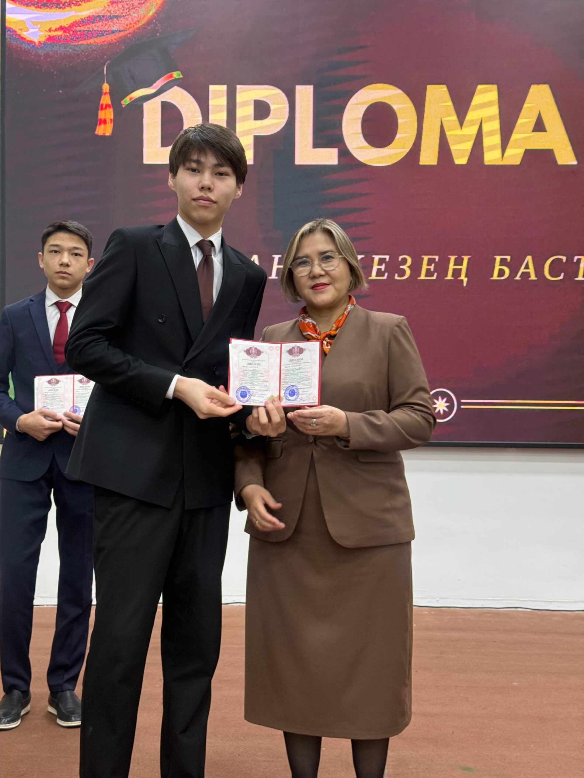 Школьники получили дипломы по рабочим специальностям