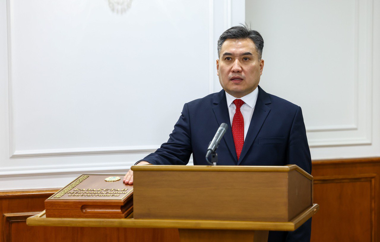 17 февраля на заседании Правительства Республики Казахстан министр труда и социальной защиты населения РК Аскарбек Ертаев принес присягу