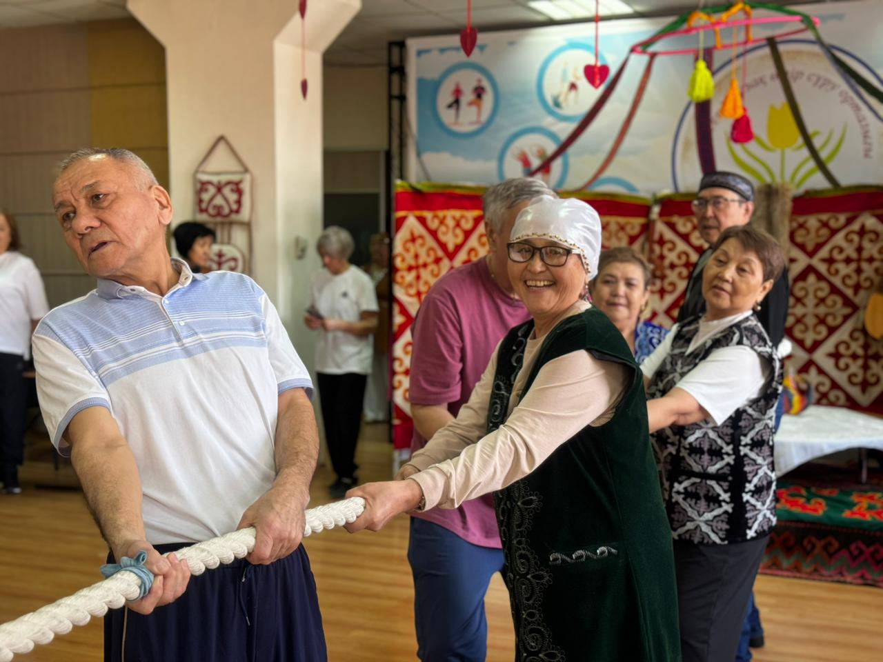 В Астане пенсионеры соревновались в перетягивании каната