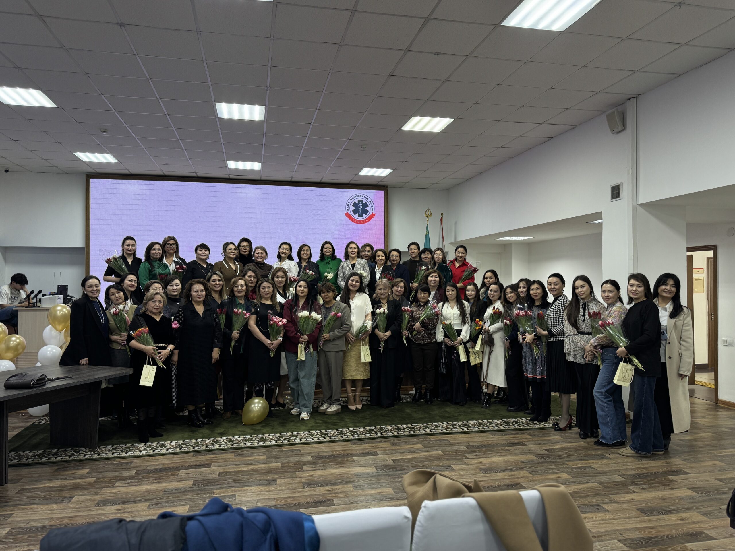 В Управлении общественного здравоохранения Алматы поздравили женщин с наступающим 8 марта