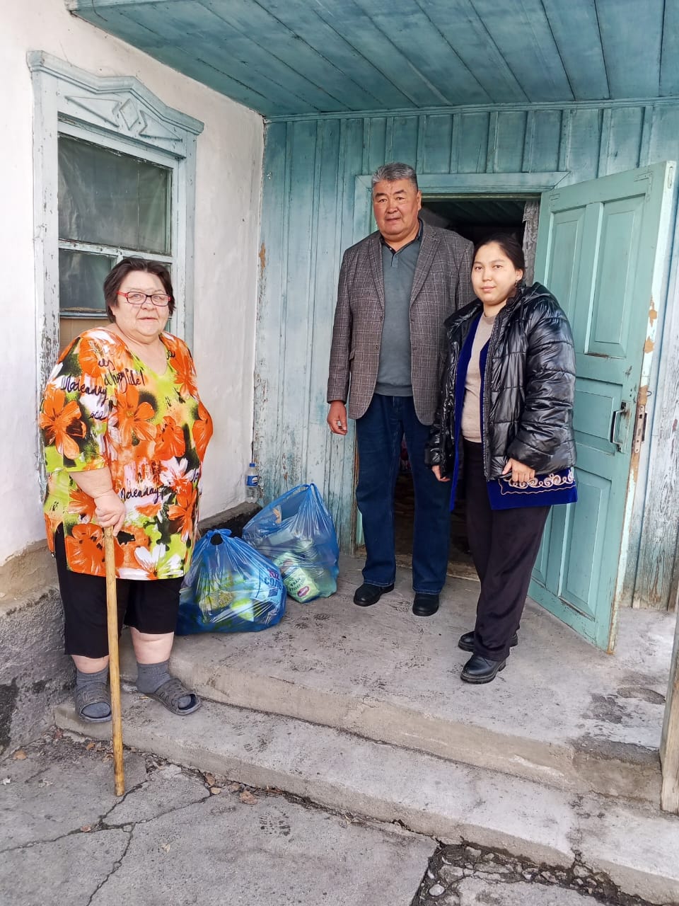 Сотрудники управления акима сельского округа Алмали организовали мероприятие, посвященное Дню благотворительности.