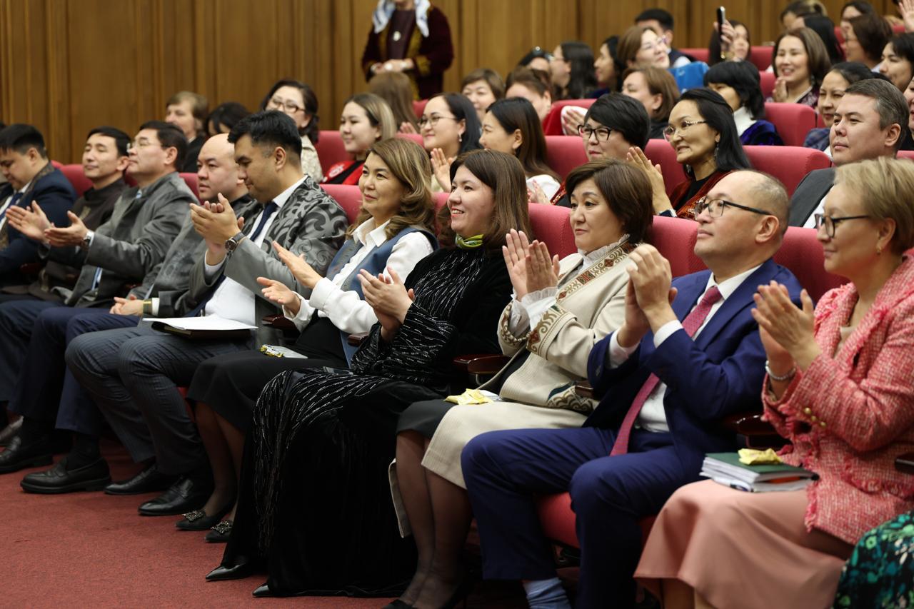 Сегодня в Министерстве просвещения стоя чествовали подвиг учителя Марии Бедриной
