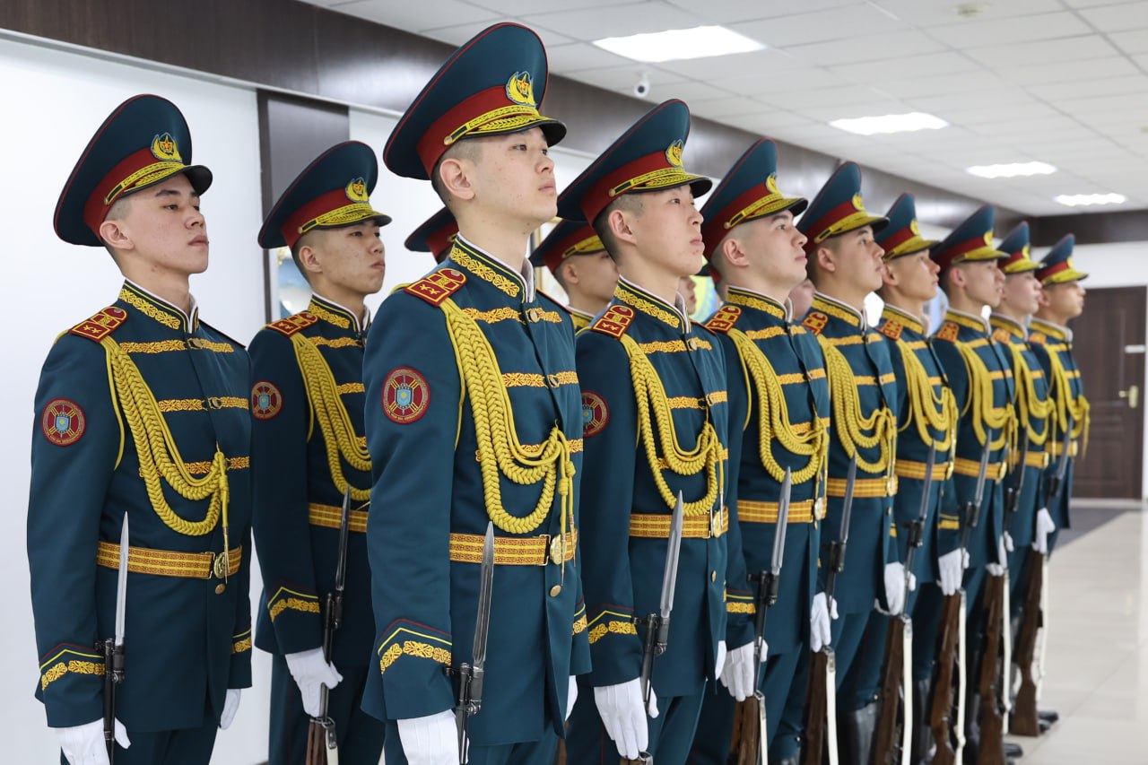 Наурызнама: национальные узоры в форме и на технике гвардейцев