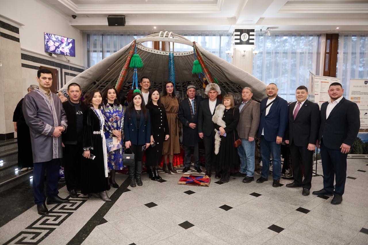 О показе казахской национальной одежды в г. Омске