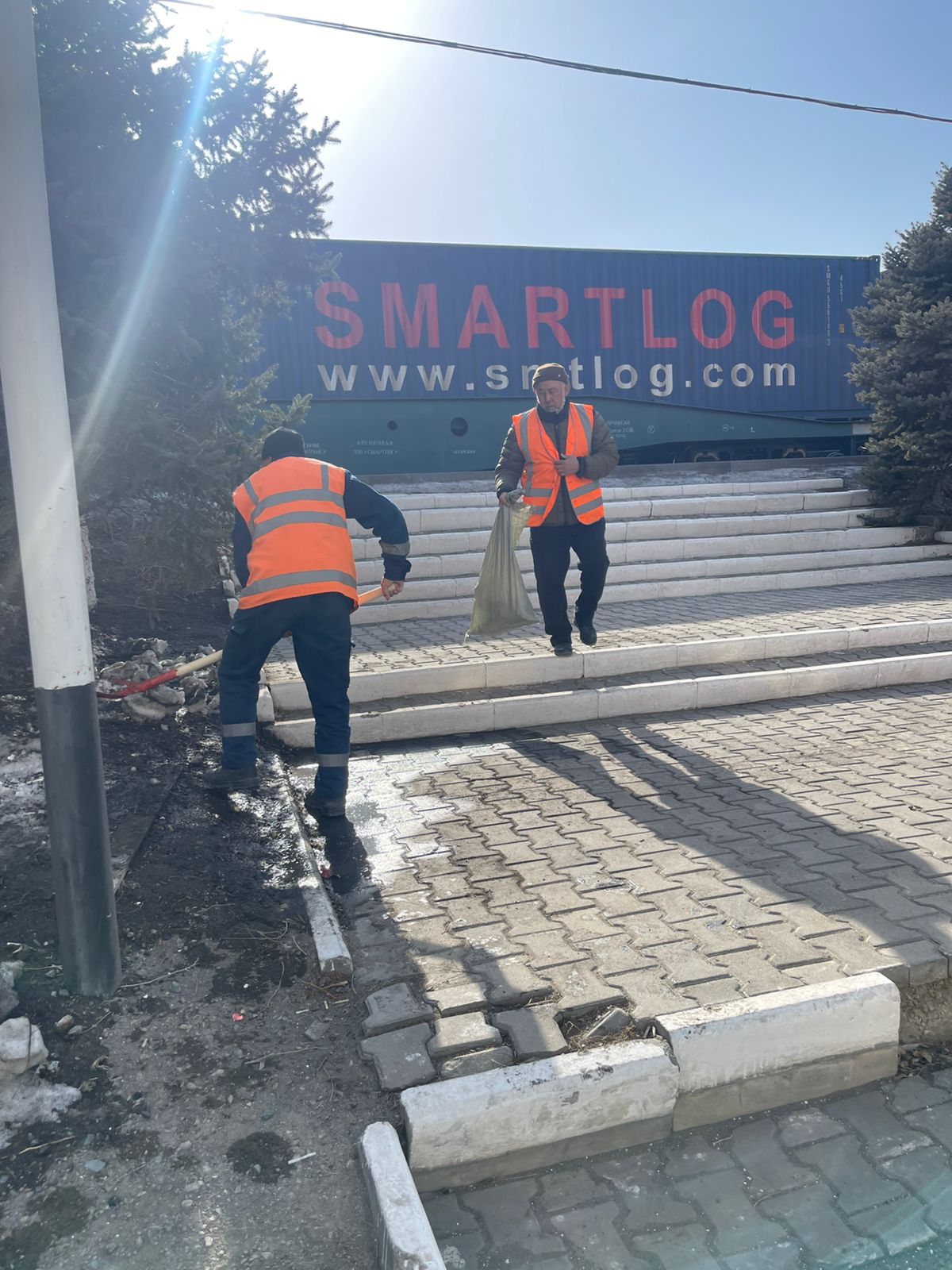 Проведен субботник.