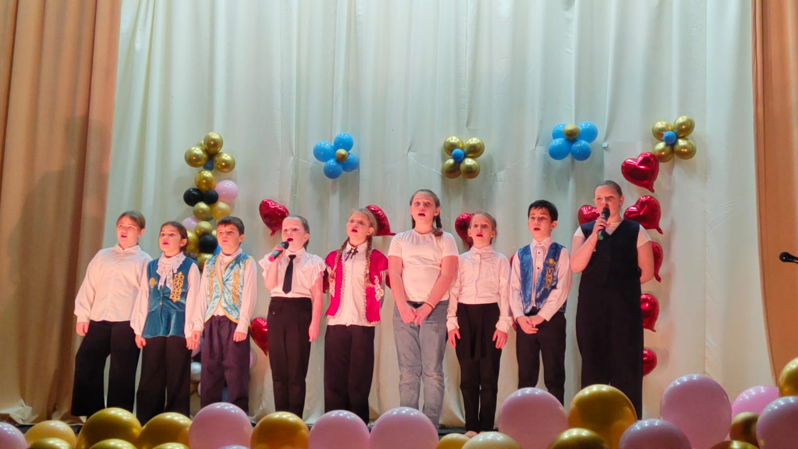 В доме культуры состоялся праздничный концерт, посвящённый прекрасному весеннему празднику — Международному женскому дню 8 Марта