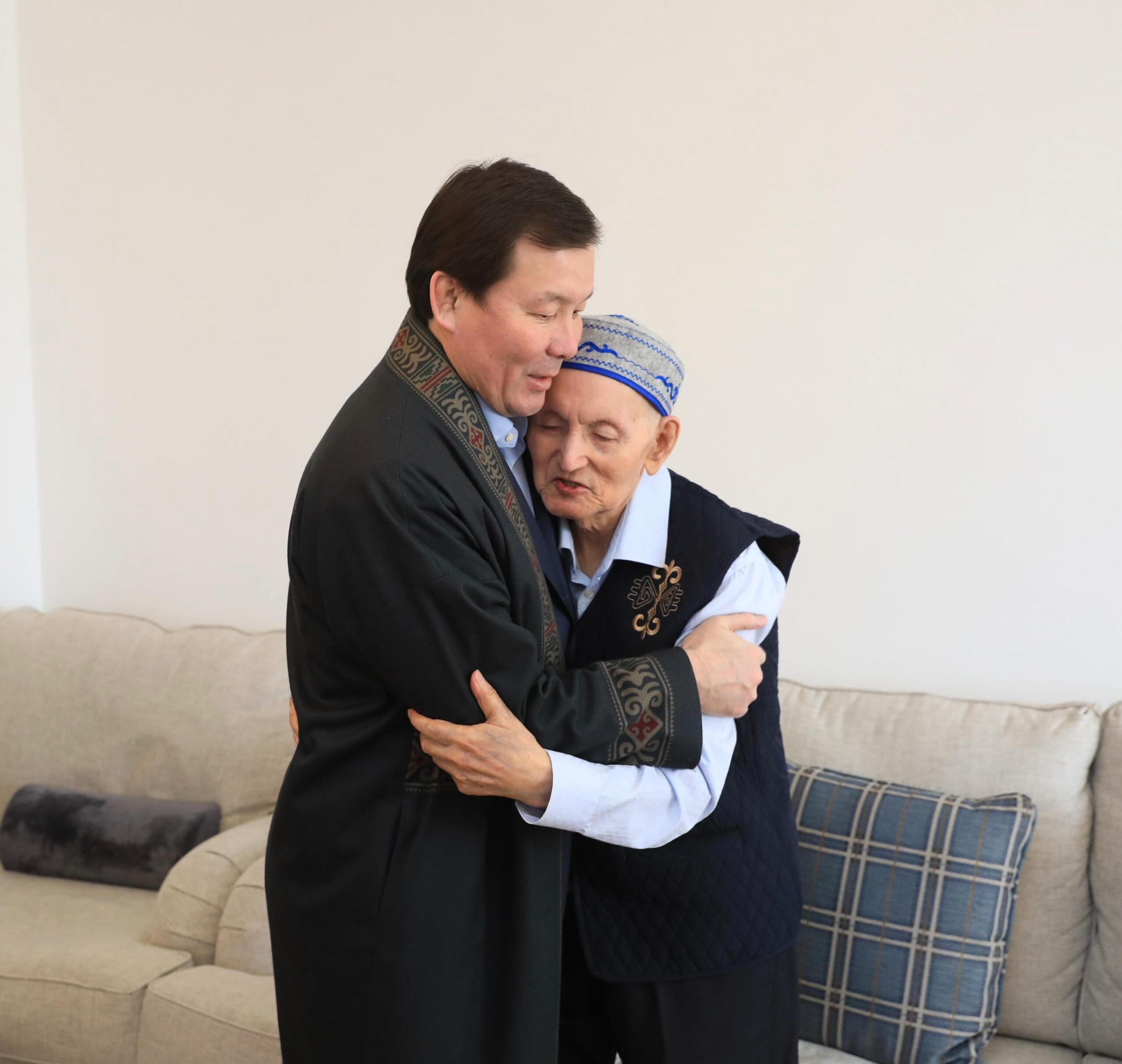 Аким Актюбинской области Асхат Шахаров в день Көрісу күні посетил дом известного композитора