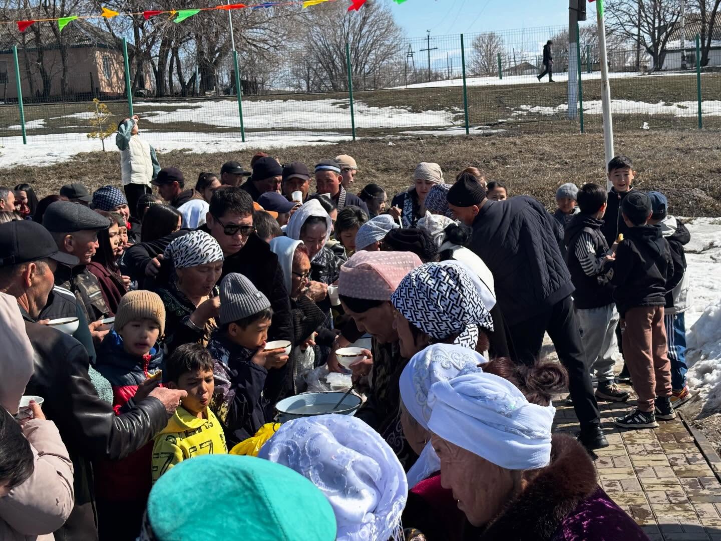 В Конырском сельском округе улицы села накрыли дастарханы в честь Наурыза