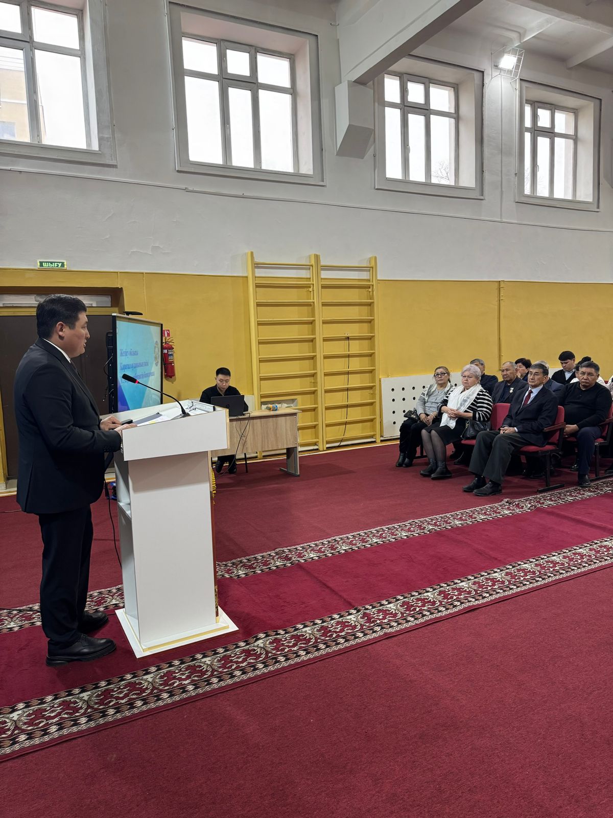 В городе Уштобе состоялась встреча акима района с населением